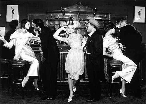 55107458fda9cca8_artwork_images_396_44591_richard-avedon.xxlarge Audrey Hepburn (center)